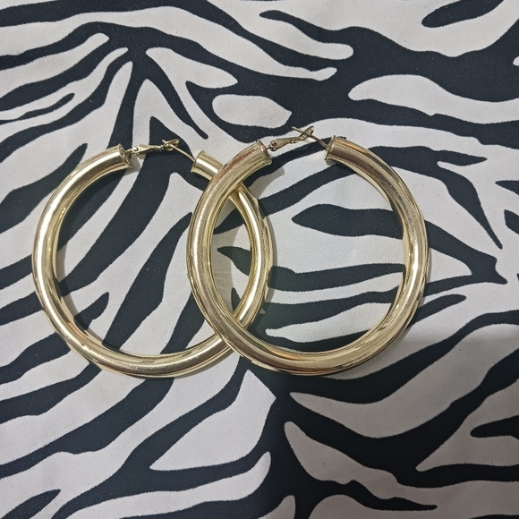 Women Fashion Gold medium size hoop earrings - Picture 2 of 11